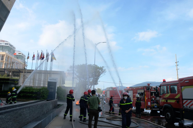 Đám cháy vượt khỏi tầm kiểm soát, Cảnh sát Phòng cháy, chữa cháy kịp thời có mặt tại hiện trường để dập lửa.