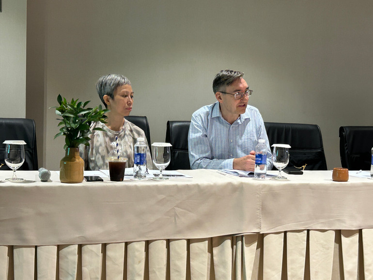 Phó Tổng Lãnh sự Australia tại Thành phố Hồ Chí Minh (phải) thông tin tới báo chí trong một sự kiện ở Lâm Đồng. (Ảnh: HẢI YẾN)