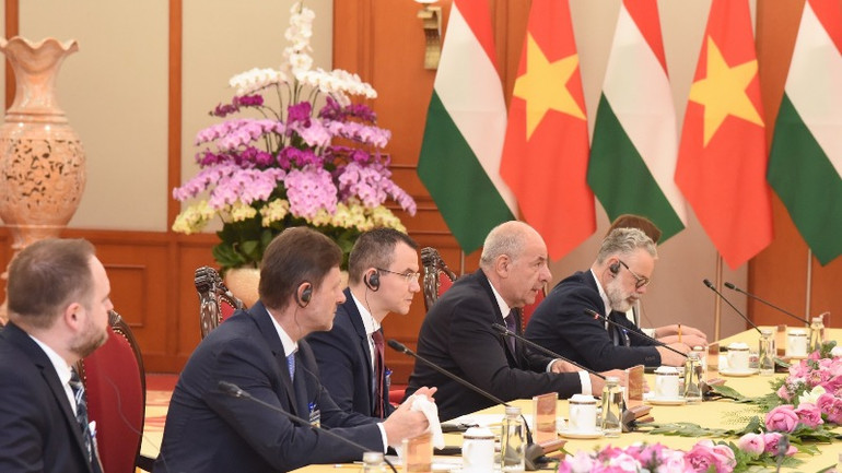 Tổng thống Hungary Sulyok Tamas và các đại biểu. (Ảnh: TRẦN HẢI) Tổng thống Hungary Sulyok Tamas và các đại biểu. (Ảnh: TRẦN HẢI)