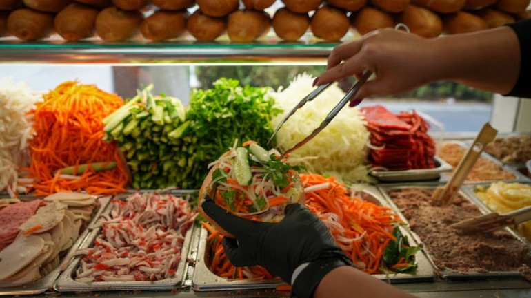 Sự phổ biến của những món tương tự bánh mì, như bánh mì kẹp salad quen thuộc, phần nào giúp người Australia dễ dàng đón nhận món ăn này - Tiến sĩ Nguyễn Austen nhận định. (Ảnh: Isabella Michie/ABC Radio National)