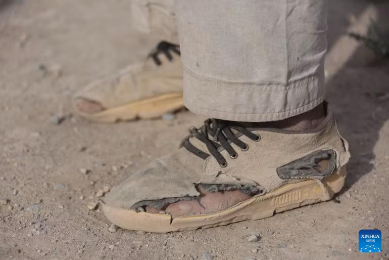Đôi giày của một lao động tại một lò gạch ở Kabul, thủ đô Afghanistan, ngày 29/4/2025. (Ảnh: Tân Hoa xã)
