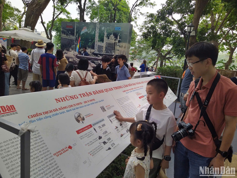 Gia đình bé Nguyễn Đặng Phúc Minh tham quan khu vực triển lãm. (Ảnh: KIM CƯƠNG) Gia đình bé Nguyễn Đặng Phúc Minh tham quan khu vực triển lãm. (Ảnh: KIM CƯƠNG)