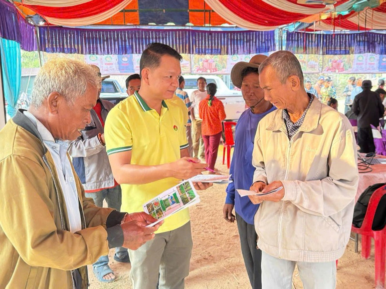 Nông dân Campuchia quan tâm và tin dùng sản phẩm của PVCFC. Nông dân Campuchia quan tâm và tin dùng sản phẩm của PVCFC.