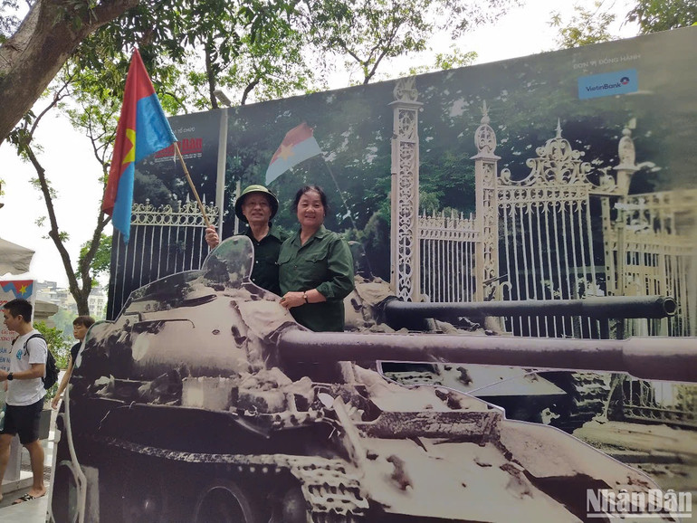 Vợ chồng cô chú Dương Văn Sáng-Nguyễn Thị Hiền chụp ảnh lưu niệm tại triển lãm. (Ảnh: KIM CƯƠNG) Vợ chồng cô chú Dương Văn Sáng-Nguyễn Thị Hiền chụp ảnh lưu niệm tại triển lãm. (Ảnh: KIM CƯƠNG)