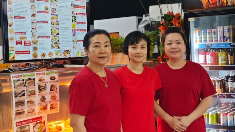 Kelly Le (cuối cùng bên phải) làm việc cùng mẹ và chị gái trong quán cà-phê Việt Nam của cô. (Ảnh: Kelly Le)