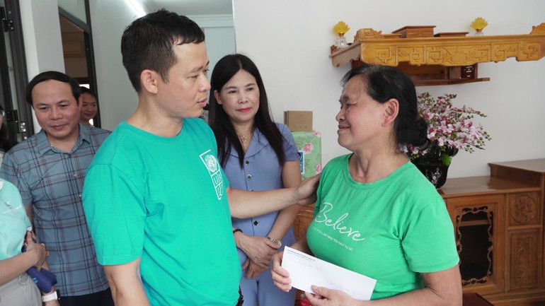 Bà Bùi Thị Tập cảm ơn sự hỗ trợ của các tổ chức và cơ quan đoàn thể giúp bà có được mái ấm mới an toàn, kiên cố trước mùa mưa bão năm nay. (Ảnh: UNDP) Bà Bùi Thị Tập cảm ơn sự hỗ trợ của các tổ chức và cơ quan đoàn thể giúp bà có được mái ấm mới an toàn, kiên cố trước mùa mưa bão năm nay. (Ảnh: UNDP)