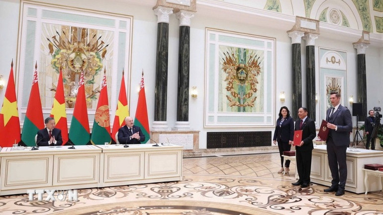 Tổng Bí thư Tô Lâm và Tổng thống Belarus Aleksandr Lukashenko chứng kiến Lễ trao Chương trình hợp tác trong lĩnh vực văn hóa giữa Bộ Văn hóa, Thể thao và Du lịch Việt Nam và Bộ Văn hóa Belarus giai đoạn 2026-2028. (Ảnh: Thống Nhất/TTXVN)