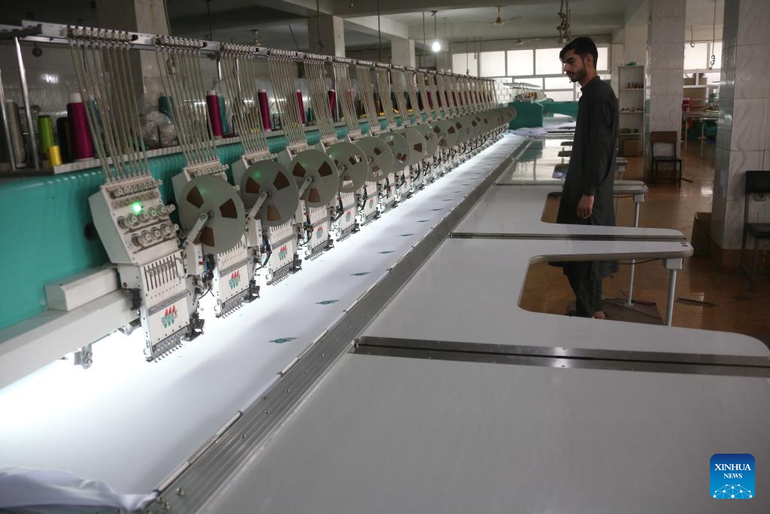 Quang cảnh tại một nhà máy dệt ở Kabul, ngày 29/4/2025. (Ảnh: Tân Hoa xã) Quang cảnh tại một nhà máy dệt ở Kabul, ngày 29/4/2025. (Ảnh: Tân Hoa xã)