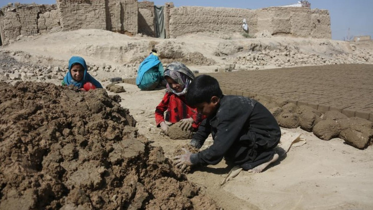 Những đứa trẻ làm việc tại một lò gạch ở ngoại ô Kabul, Afghanistan. (Ảnh: Tân Hoa xã)