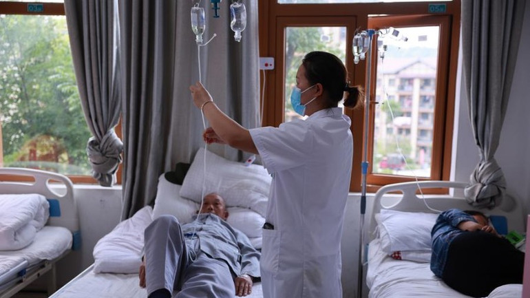 Một nhân viên y tế chăm sóc bệnh nhân tại phòng khám cộng đồng ở tỉnh Quý Châu, Trung Quốc. (Ảnh: Tân Hoa xã)