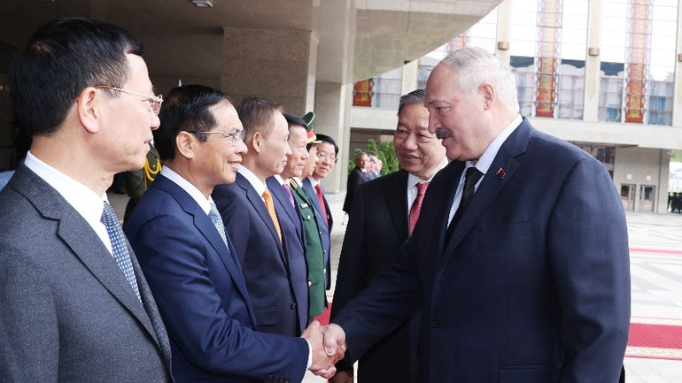 Tổng Bí thư Tô Lâm giới thiệu các thành viên đoàn Việt Nam với Tổng thống Belarus Aleksandr Lukashenko. (Ảnh: Thống Nhất/TTXVN)