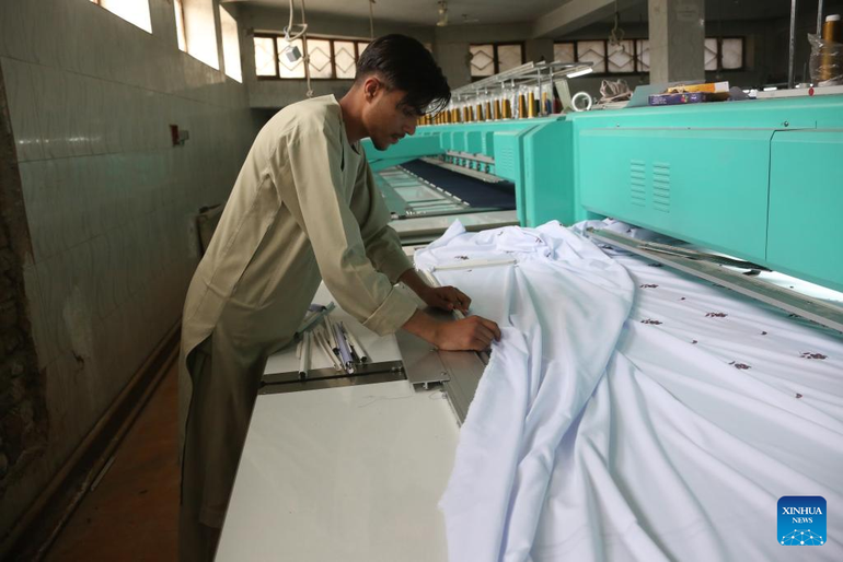 Công nhân Afghanistan làm việc tại một nhà máy dệt ở Kabul, ngày 29/4/2025. (Ảnh: Tân Hoa xã) Công nhân Afghanistan làm việc tại một nhà máy dệt ở Kabul, ngày 29/4/2025. (Ảnh: Tân Hoa xã)