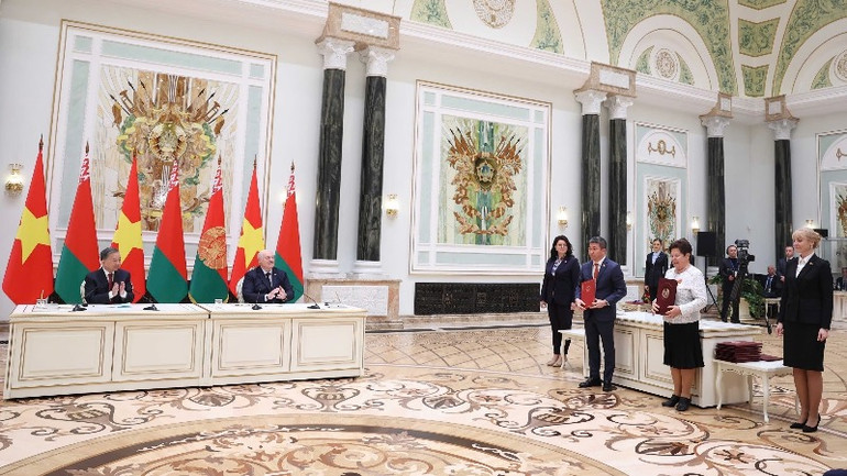 Tổng Bí thư Tô Lâm và Tổng thống Belarus Aleksandr Lukashenko chứng kiến Lễ trao Bản ghi nhớ giữa Liên hiệp các tổ chức hữu nghị Việt Nam và Hiệp hội hữu nghị và giao lưu văn hóa với nước ngoài của Belarus. (Ảnh: Thống Nhất/TTXVN)