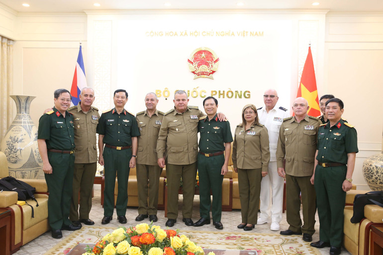 Đại tướng Nguyễn Tân Cương, Tổng Tham mưu trưởng Quân đội nhân dân Việt Nam, Thứ trưởng Bộ Quốc phòng hội kiến Trung tướng Víctor Leonardo Rojo Ramos, Chủ nhiệm Chính trị các Lực lượng vũ trang cách mạng Cuba. (Ảnh: TTXVN)