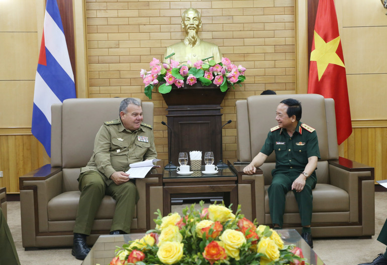 Thượng tướng Trịnh Văn Quyết, Chủ nhiệm Tổng cục Chính trị Quân đội nhân dân Việt Nam hội kiến Trung tướng Víctor Leonardo Rojo Ramos, Chủ nhiệm Chính trị các Lực lượng vũ trang cách mạng Cuba. (Ảnh: TTXVN)