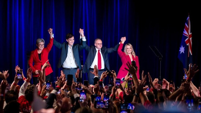 Thủ tướng Australia Anthony Albanese ăn mừng sau khi giành chiến thắng trong cuộc tổng tuyển cử liên bang tại Sydney, ngày 3/5/2025. (Ảnh: Tân Hoa xã)