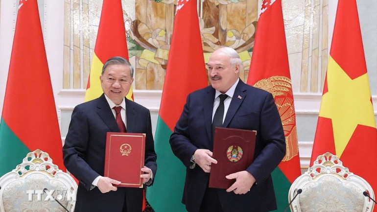 Tổng Bí thư Tô Lâm và Tổng thống Aleksandr Lukashenko ký Tuyên bố chung về việc thiết lập quan hệ Đối tác chiến lược Việt Nam-Belarus. (Ảnh: Thống Nhất/TTXVN)