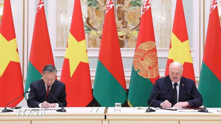 Tổng Bí thư Tô Lâm và Tổng thống Aleksandr Lukashenko ký Tuyên bố chung về việc thiết lập quan hệ Đối tác chiến lược Việt Nam-Belarus. (Ảnh: Thống Nhất/TTXVN)
