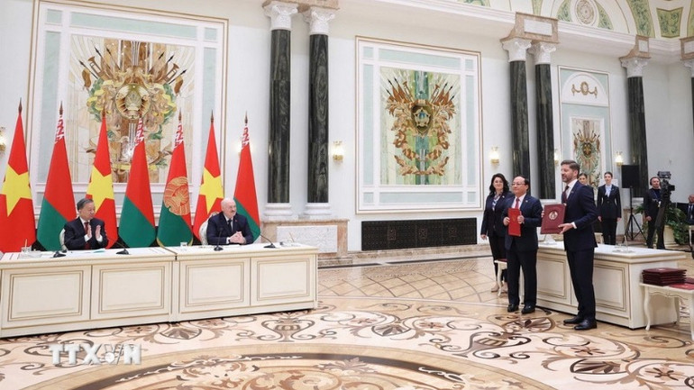 Tổng Bí thư Tô Lâm và Tổng thống Belarus Aleksandr Lukashenko chứng kiến Lễ trao Biên bản thỏa thuận hợp tác giữa Đài tiếng nói Việt Nam và Đài Phát thanh Truyền hình quốc gia Belarus. (Ảnh: Thống Nhất/TTXVN)