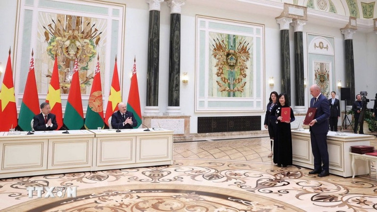 Tổng Bí thư Tô Lâm và Tổng thống Belarus Aleksandr Lukashenko chứng kiến Lễ trao Bản ghi nhớ hợp tác giữa Bộ Y tế Việt Nam và Bộ Y tế Belarus trong lĩnh vực dược phẩm. (Ảnh: Thống Nhất/TTXVN)