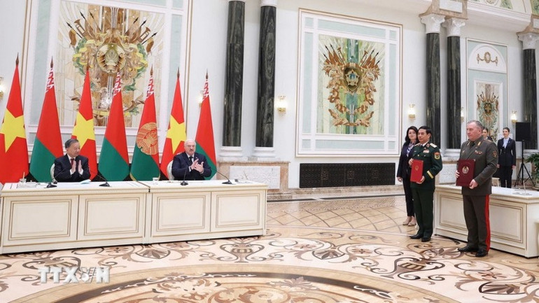 Tổng Bí thư Tô Lâm và Tổng thống Belarus Aleksandr Lukashenko chứng kiến Lễ trao Ý định thư về tăng cường hợp tác đào tạo quân nhân và chuyên gia giữa Bộ Quốc phòng Việt Nam và Bộ Quốc phòng Belarus. (Ảnh: Thống Nhất/TTXVN)