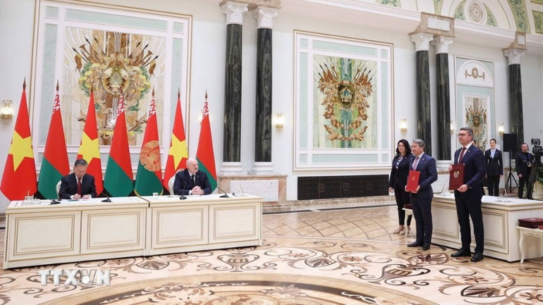 Tổng Bí thư Tô Lâm và Tổng thống Belarus Aleksandr Lukashenko chứng kiến Lễ trao Chương trình hợp tác giữa Bộ Tư pháp Việt Nam và Bộ Tư pháp Belarus giai đoạn 2025-2027. (Ảnh: Thống Nhất/TTXVN)