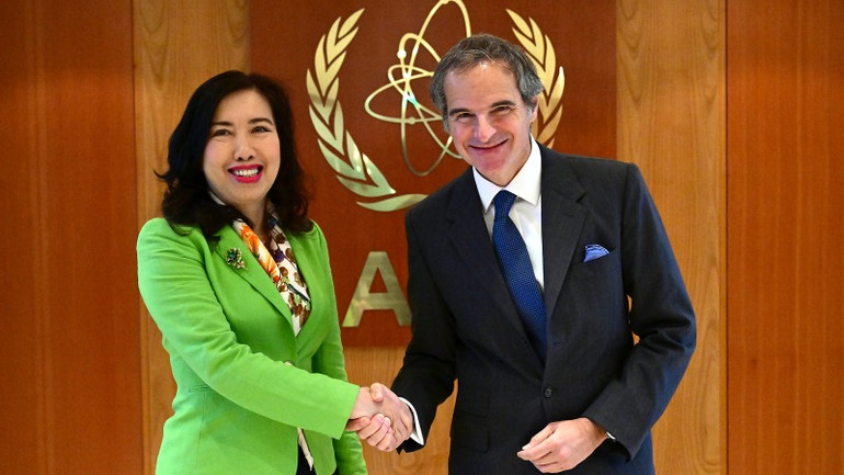 Thứ trưởng Lê Thị Thu Hằng làm việc với Tổng Giám đốc Cơ quan năng lượng nguyên tử quốc tế (IAEA) Rafael Mariano Grossi. (Ảnh: BNG)