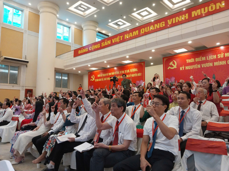 Các đại biểu biểu quyết tại Đại hội.