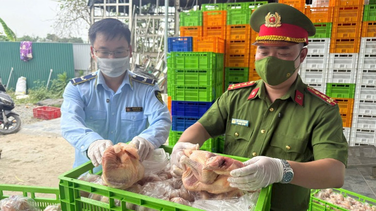 Lực lượng chức năng thành phố Hà Nội phát hiện số lượng lớn thực phẩm không bảo đảm chất lượng chuẩn bị tuồn ra thị trường. (Ảnh KHÁNH HOÀNG)