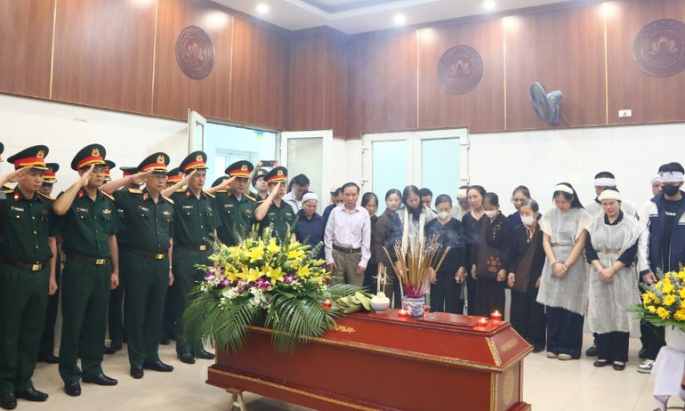 Cán bộ, giảng viên, nhân viên, chiến sĩ của Học viện Quân y dành một phút mặc niệm ông Nguyễn Xuân Trường.