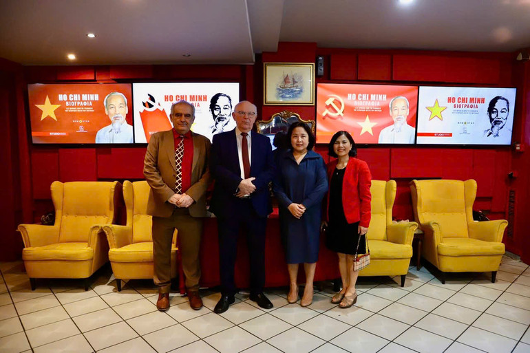 Đại sứ Phạm Thị Thu Hương chụp ảnh lưu niệm cùng Đại sứ Cuba tại Hy Lạp (thứ hai từ trái sang). (Ảnh: Đại sứ quán Việt Nam tại Hy Lạp) Đại sứ Phạm Thị Thu Hương chụp ảnh lưu niệm cùng Đại sứ Cuba tại Hy Lạp (thứ hai từ trái sang). (Ảnh: Đại sứ quán Việt Nam tại Hy Lạp)