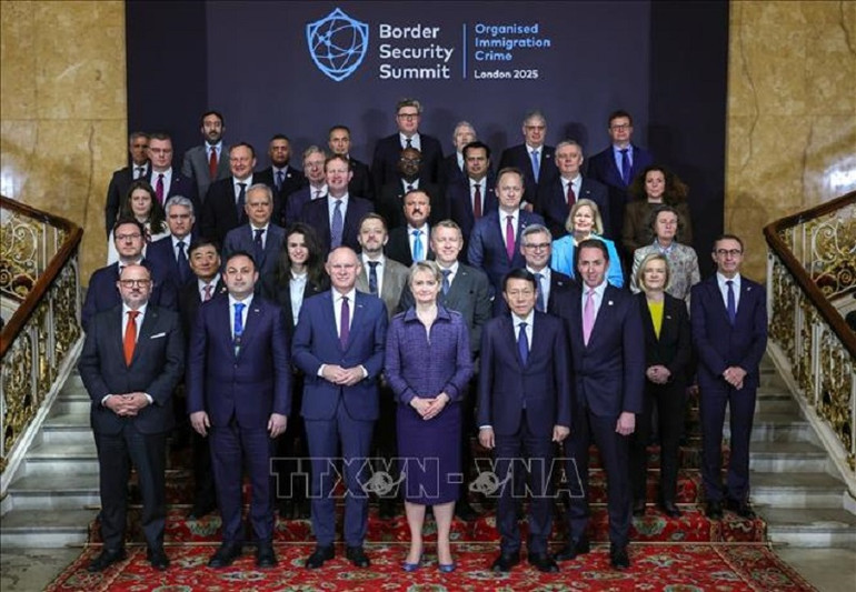 Các đại biểu tham dự Hội nghị chụp ảnh lưu niệm tại Lancaster House. (Ảnh: TTXVN)