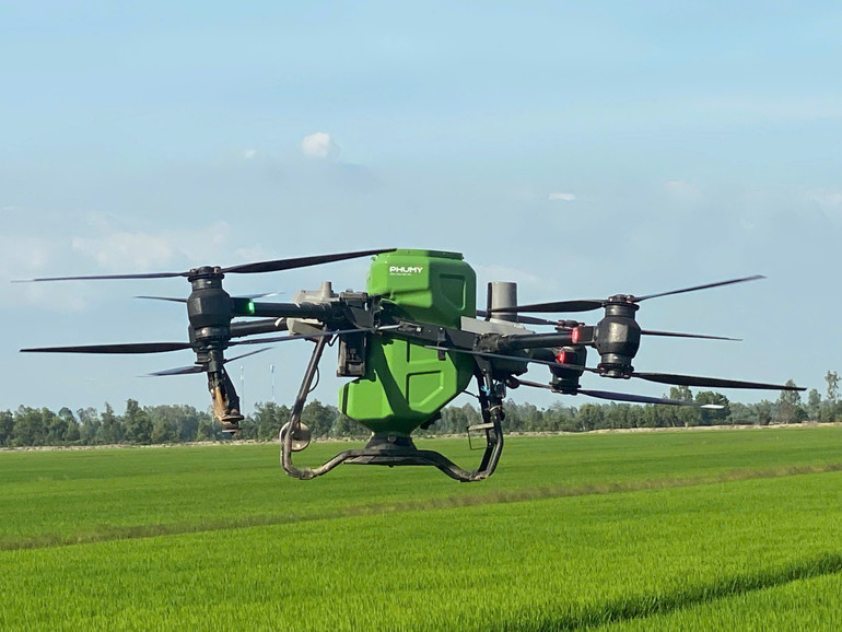 Phú Mỹ tích cực triển khai các giải pháp công nghệ mới như ứng dụng drone trong nông nghiệp. Phú Mỹ tích cực triển khai các giải pháp công nghệ mới như ứng dụng drone trong nông nghiệp.