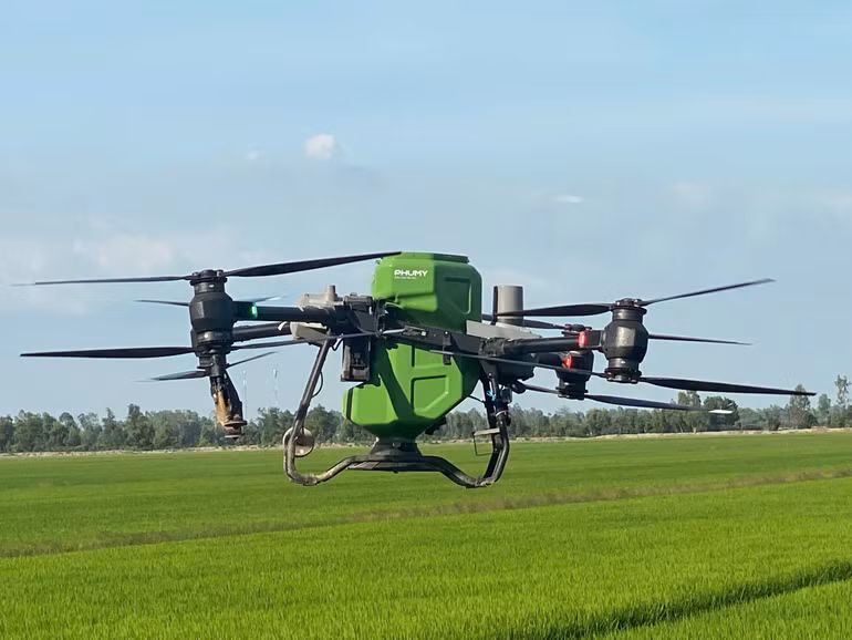 Phú Mỹ tích cực triển khai các giải pháp công nghệ mới như ứng dụng drone trong nông nghiệp.