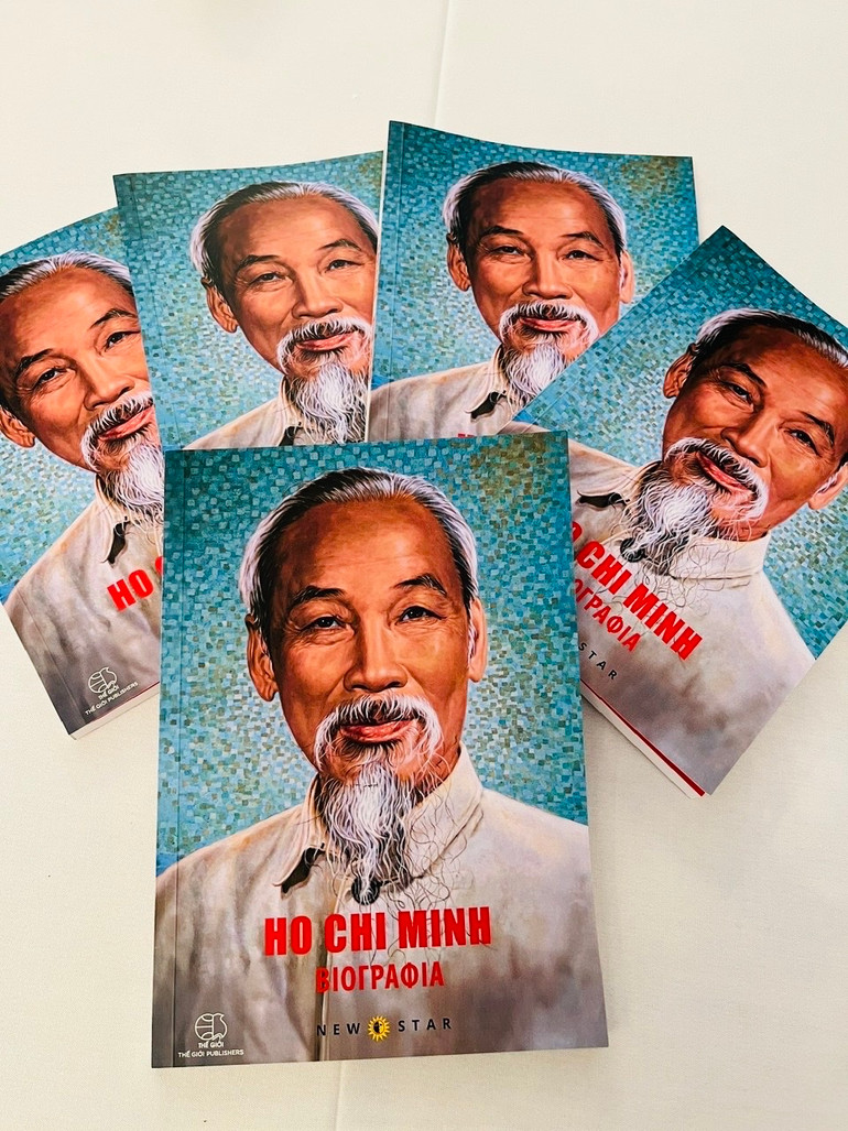 Cuốn sách “Tiểu sử Hồ Chí Minh” bằng tiếng Hy Lạp. (Ảnh: Đại sứ quán Việt Nam tại Hy Lạp) Cuốn sách “Tiểu sử Hồ Chí Minh” bằng tiếng Hy Lạp. (Ảnh: Đại sứ quán Việt Nam tại Hy Lạp)