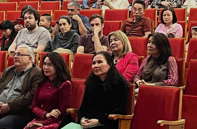 Khán giả chăm chú theo dõi bộ phim “Đừng đốt” trong đêm công chiếu. (Ảnh: Đại sứ quán Việt Nam tại Hy Lạp) Khán giả chăm chú theo dõi bộ phim “Đừng đốt” trong đêm công chiếu. (Ảnh: Đại sứ quán Việt Nam tại Hy Lạp)