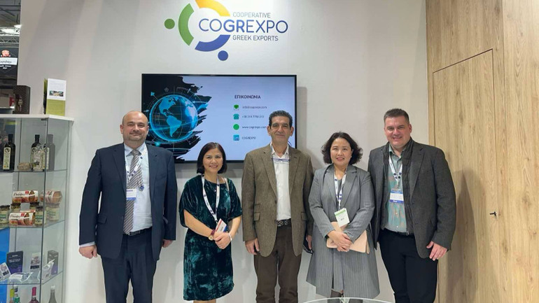 Đại sứ Việt Nam tại Hy Lạp Phạm Thị Thu Hương (thứ hai từ phải sang) làm việc với Hiệp hội nông nghiệp Hy Lạp tại Hội chợ quốc tế về thực phẩm Athens 2025. (Ảnh: Đại sứ quán Việt Nam tại Hy Lạp)
