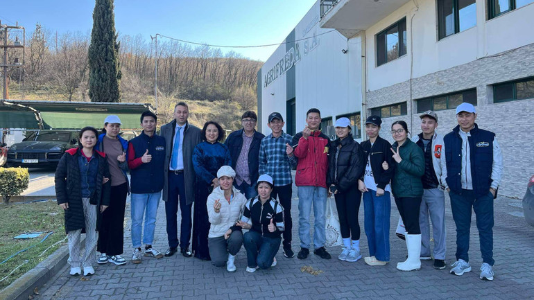 Đại sứ Việt Nam tại Hy Lạp Phạm Thị Thu Hương (thứ năm từ trái sang) gặp gỡ các công nhân lao động Việt Nam tại vùng Pella. (Ảnh: Đại sứ quán Việt Nam tại Hy Lạp)