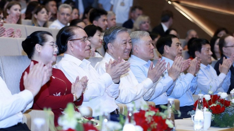 Tổng Bí thư Tô Lâm cùng các đại biểu tham dự chương trình nghệ thuật "Bài ca Chiến thắng". (Ảnh: PHẠM KIÊN/TTXVN)