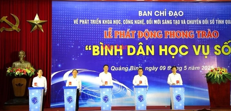 Các đại biểu thực hiện nghi thức bấm nút phát động phong trào “Bình dân học vụ số”.