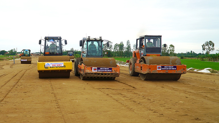 Thi công tại công trường xây dựng dự án cao tốc Cao Lãnh - An Hữu thành phần 1 (đoạn qua xã Mỹ Thọ, huyện Cao Lãnh). (Ảnh: HỮU NGHĨA)