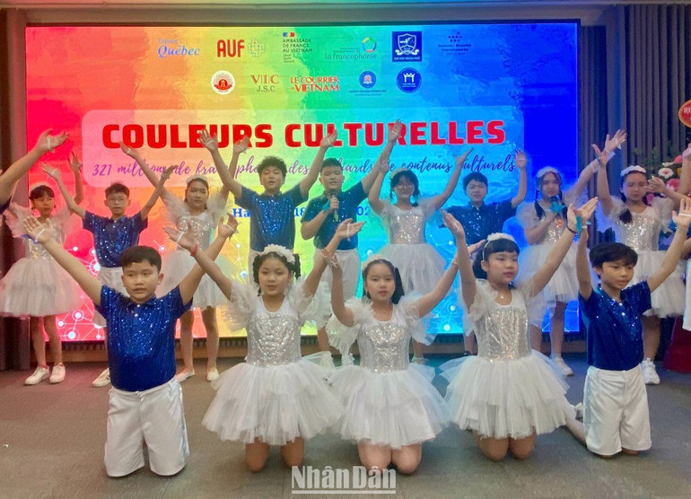 Học sinh biểu diễn văn nghệ chào mừng Ngày hội