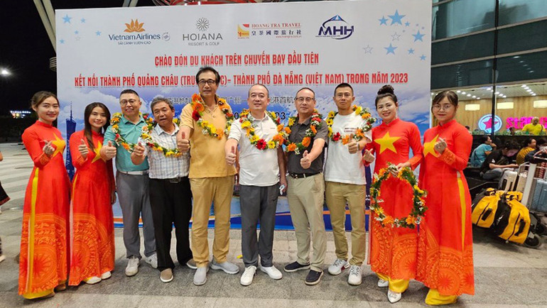 Đoàn khách Trung Quốc đầu tiên đến Đà Nẵng ngày 3/7/2023. (Ảnh: Anh Đào) Đoàn khách Trung Quốc đầu tiên đến Đà Nẵng ngày 3/7/2023. (Ảnh: Anh Đào)