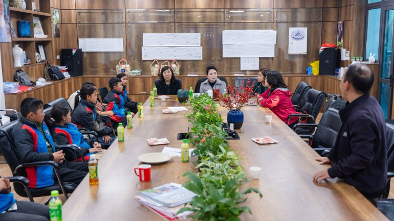 Các em học sinh đã vượt chặng đường xa xôi để hòa vào không khí Tết ở Thủ đô. Các em học sinh đã vượt chặng đường xa xôi để hòa vào không khí Tết ở Thủ đô.