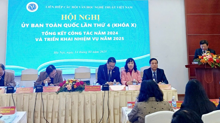 Chủ tịch Liên hiệp các Hội Văn học nghệ thuật Việt Nam Đỗ Hồng Quân trình bày báo cáo tổng kết hoạt động năm 2024 và phương hướng năm 2025.
