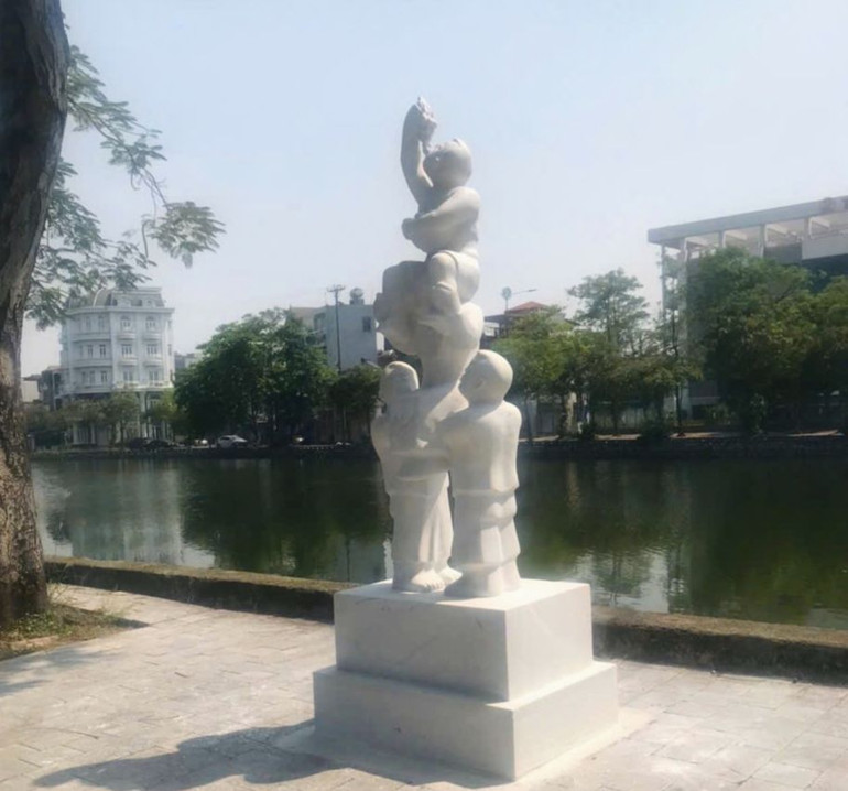 Tác phẩm "Một thời niên thiếu" của Nguyễn Thị Thu Trang dựng ở Phố đi bộ, thành phố Hải Dương.