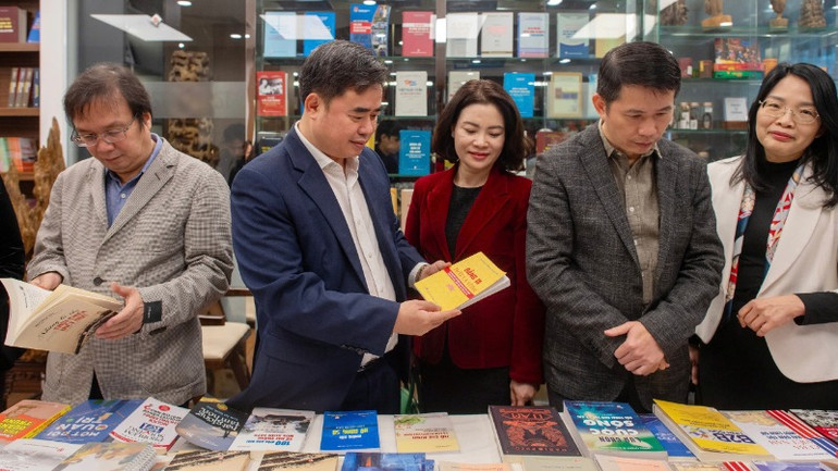 Hội sách giới thiệu 3.000 đầu sách hay và mới nhất gồm các bộ sách quý, mới phát hành chủ đề mừng Đảng, mừng xuân.