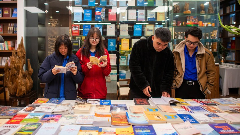 Bạn đọc trẻ hào hứng với hội sách.