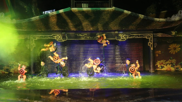 Một cảnh diễn của vở "Khúc đồng dao" khiến khán giả nhỏ tuổi thích thú.