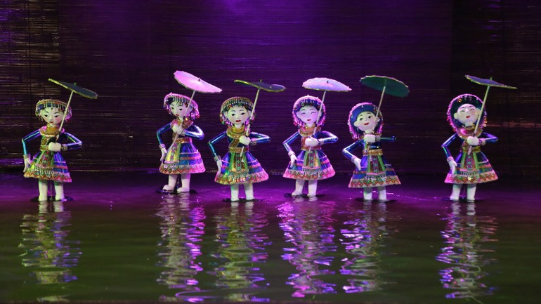 Nét độc đáo của đồng bào các dân tộc Việt Nam cũng xuất hiện đầy sinh động.